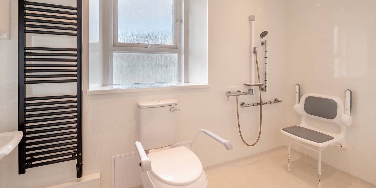 light-and-modern-bathroom